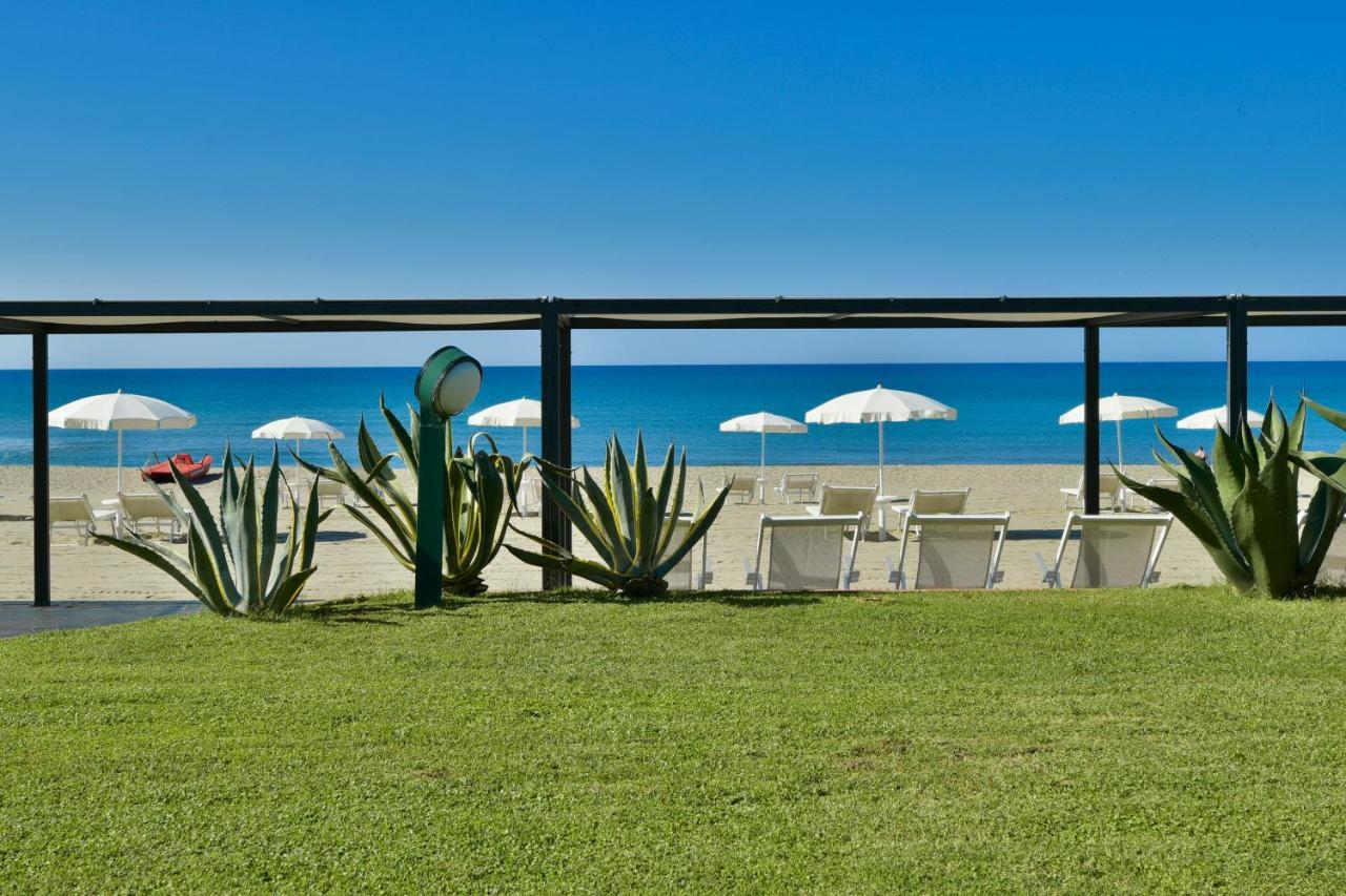 Hotel Schuhmann Paestum Bagian luar foto