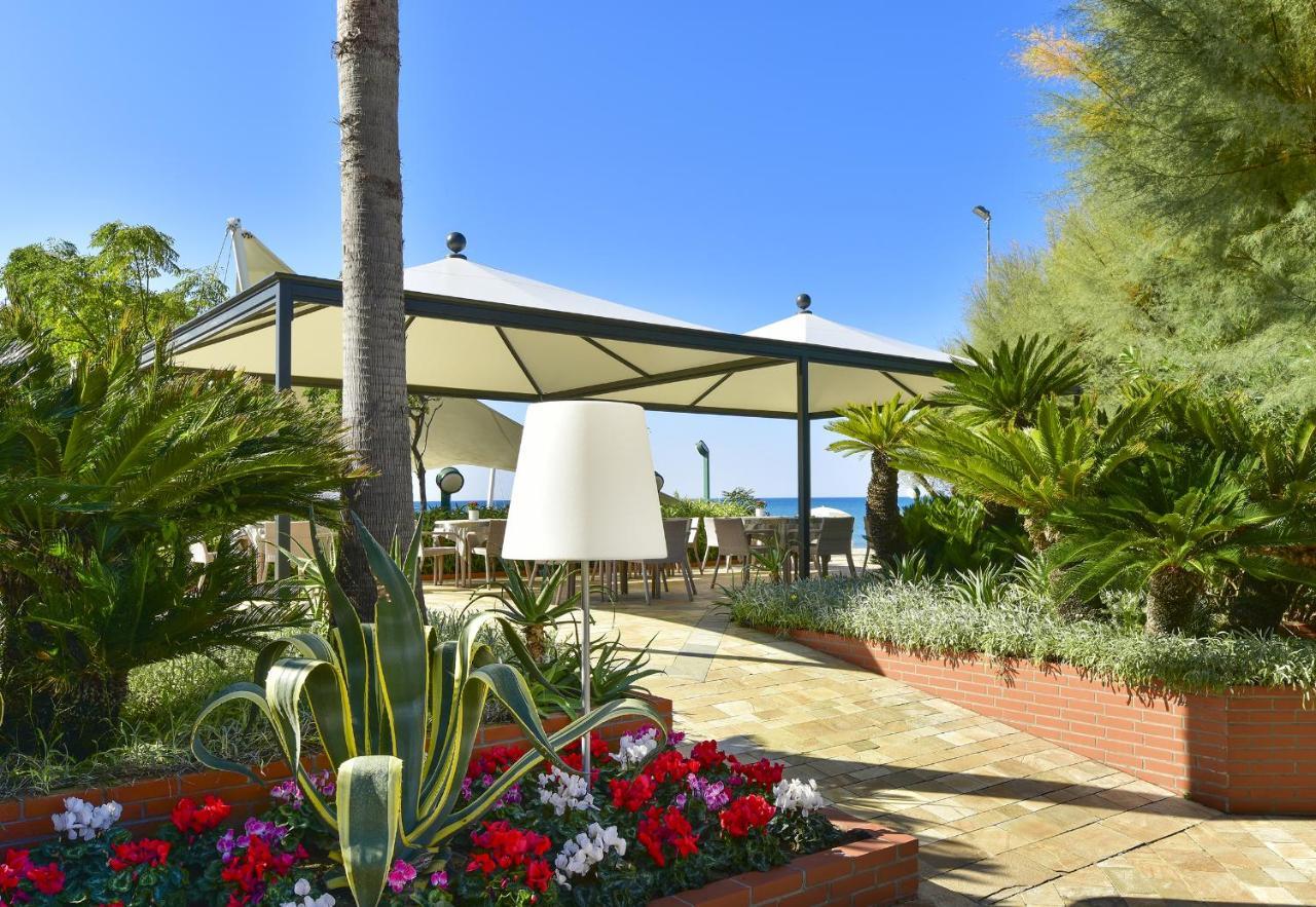 Hotel Schuhmann Paestum Bagian luar foto
