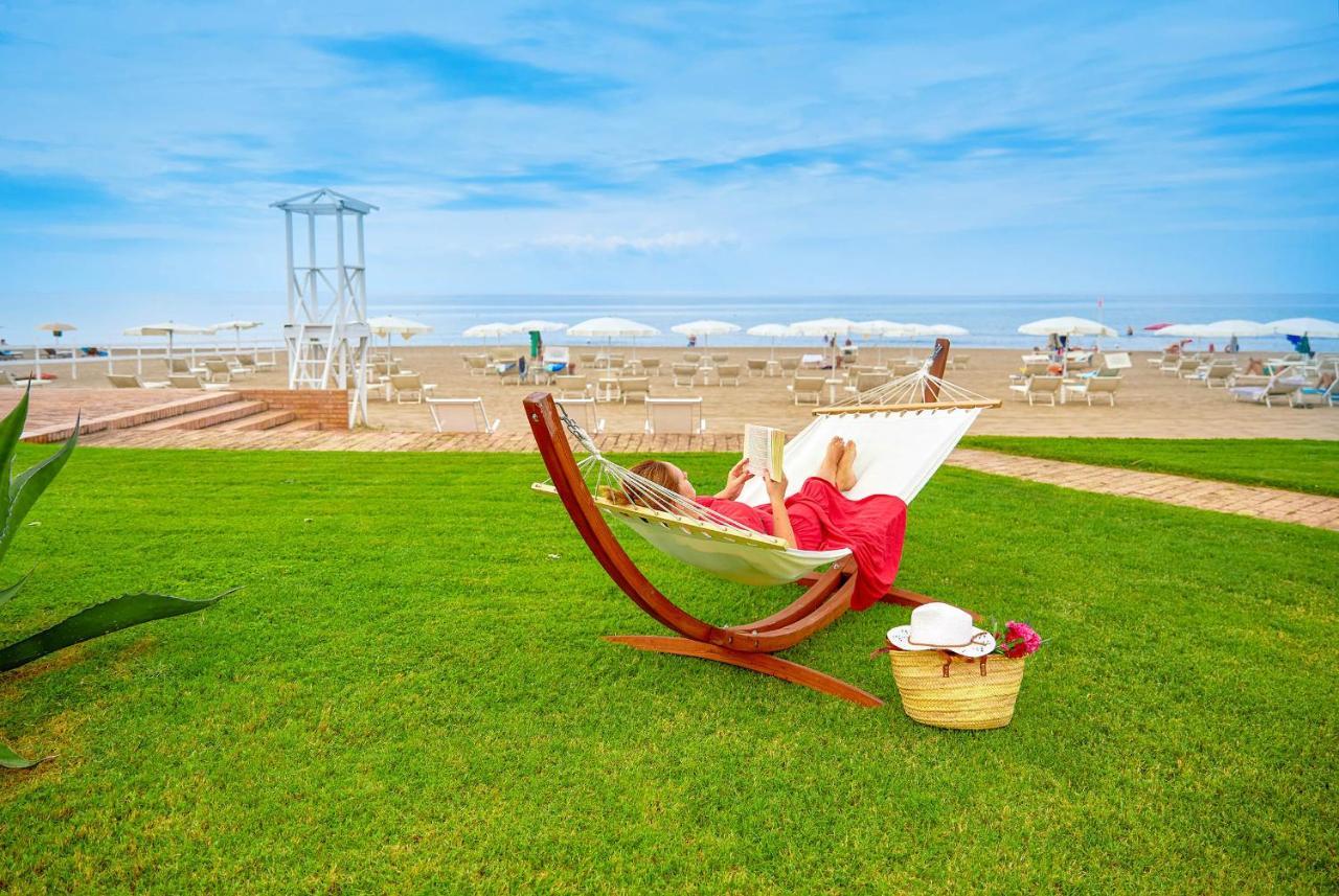Hotel Schuhmann Paestum Bagian luar foto